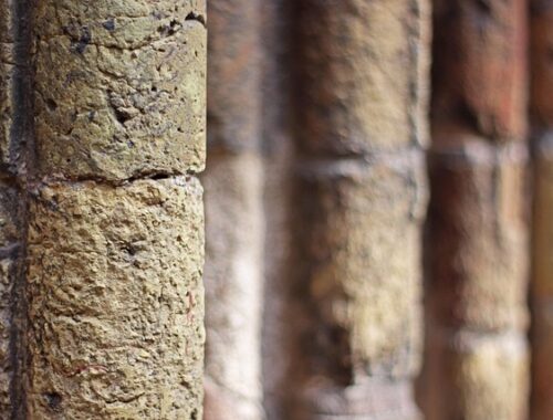 Skæve dørkarme? Sådan fikser du dem uden udskiftning