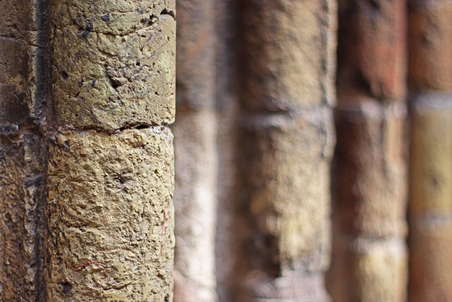 Skæve dørkarme? Sådan fikser du dem uden udskiftning